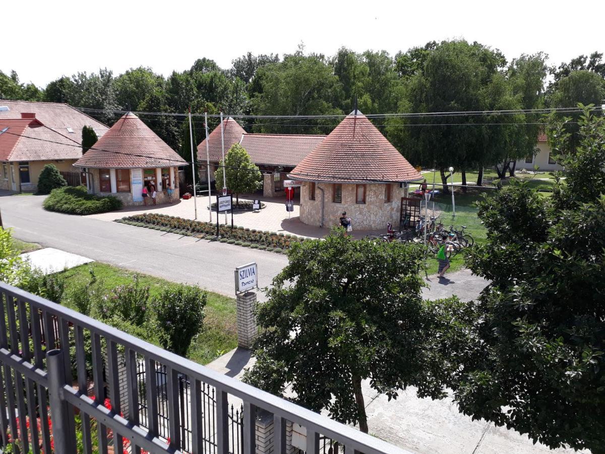 Szilvia Panzio Gyomaendrod Bed & Breakfast Exterior foto