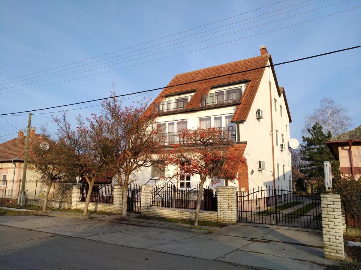 Szilvia Panzio Gyomaendrod Bed & Breakfast Exterior foto